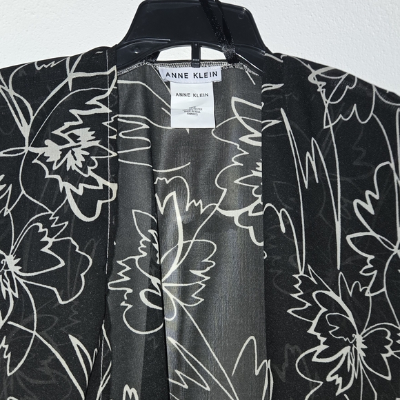 Anne Klein Monochrome Floral Shawl - Picture 3 of 5